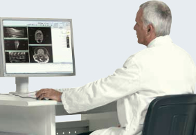 Weterynarz analizujący wyniki badania rezonansu